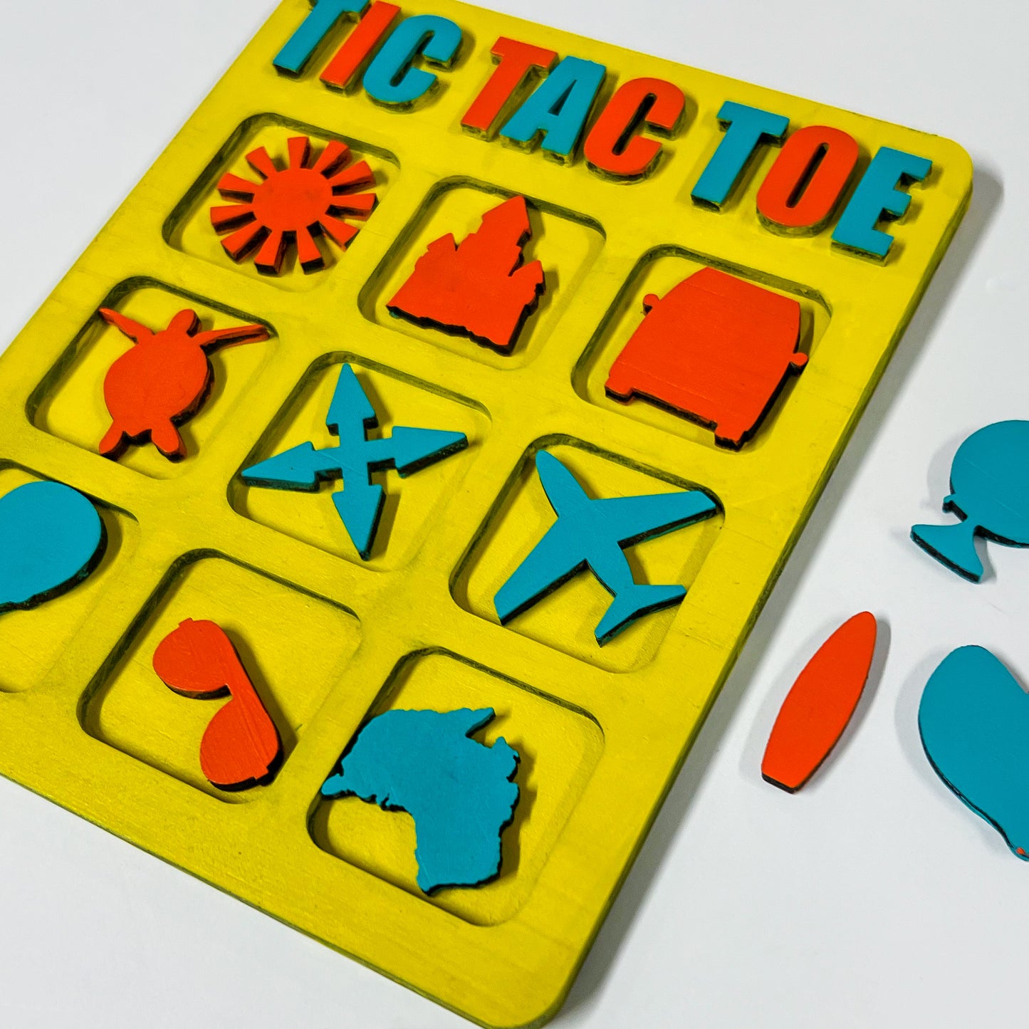 Ready-to-Colour Tic Tac Toe Set - includes 5"x6" (12.5cmx15cm) board, 12 tokens (approx 1"/2.5cm), and a calico bag for storage 19140